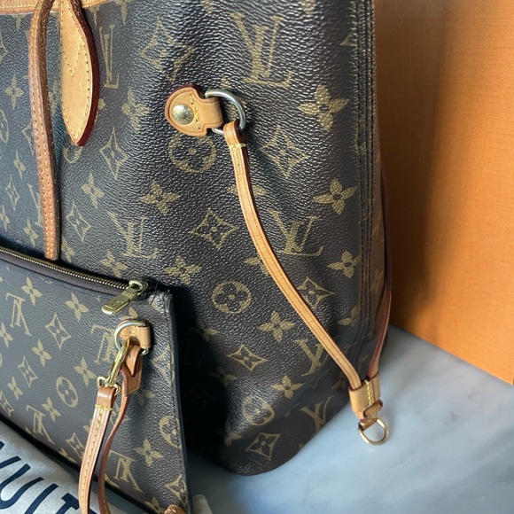 🌿authentic Louis Vuitton neverfull mm tote and pouch. Includes box - Picture 8 of 15